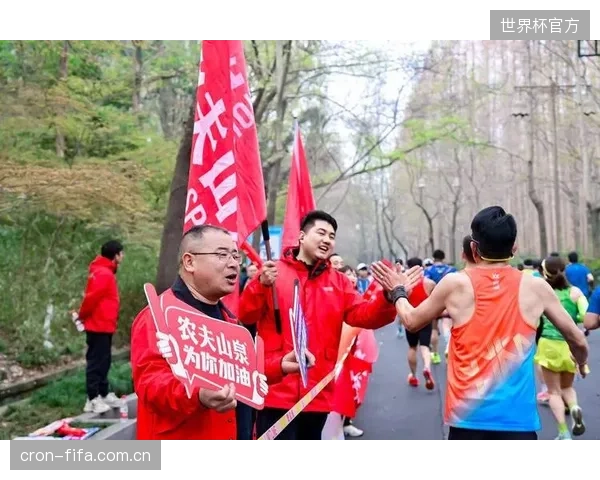 农夫山泉与杭州马拉松的新合作，将品牌服务落地到水质监测的最后一米