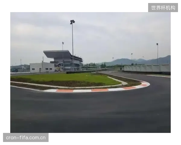 标线工程仅占赛道建设成本不足5%，但它却能撬动超过50%的日常运营安全效能